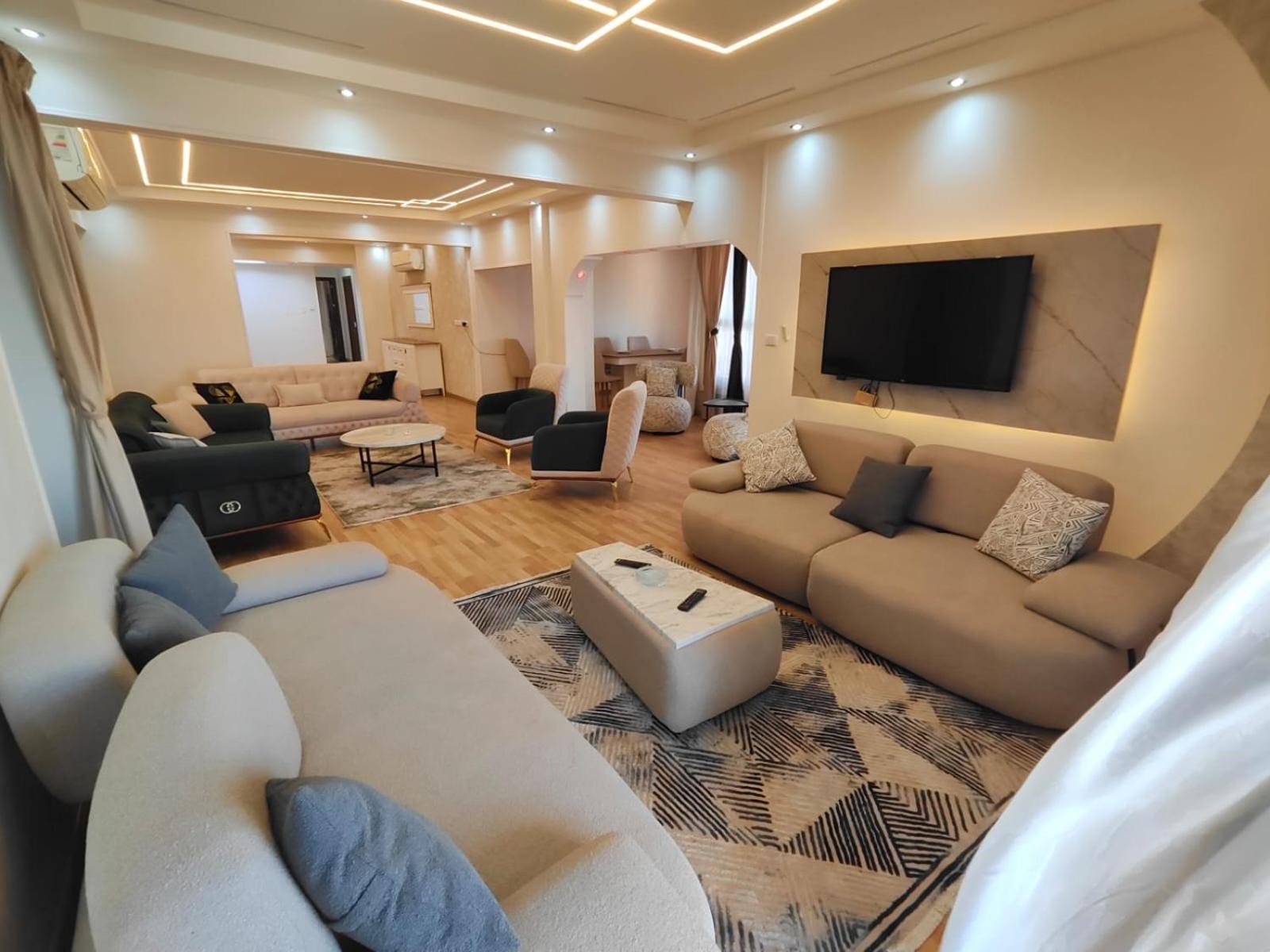 مفروشة تطل علي النيل مباشره Apartment *